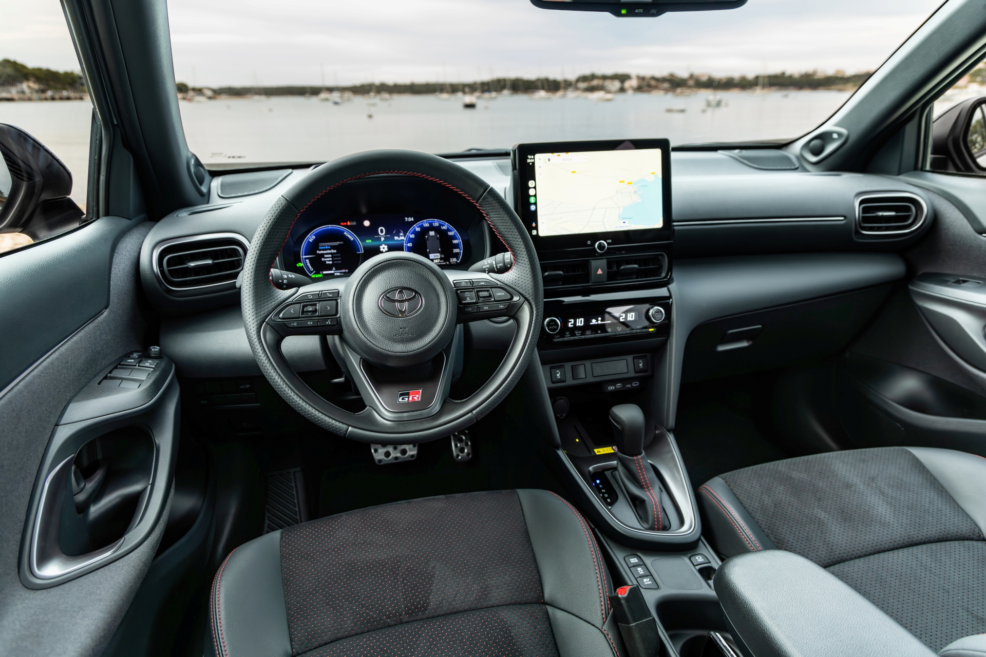 Vista lateral del puesto de conducción del Toyota Yaris Cross Hybrid GR Sport.