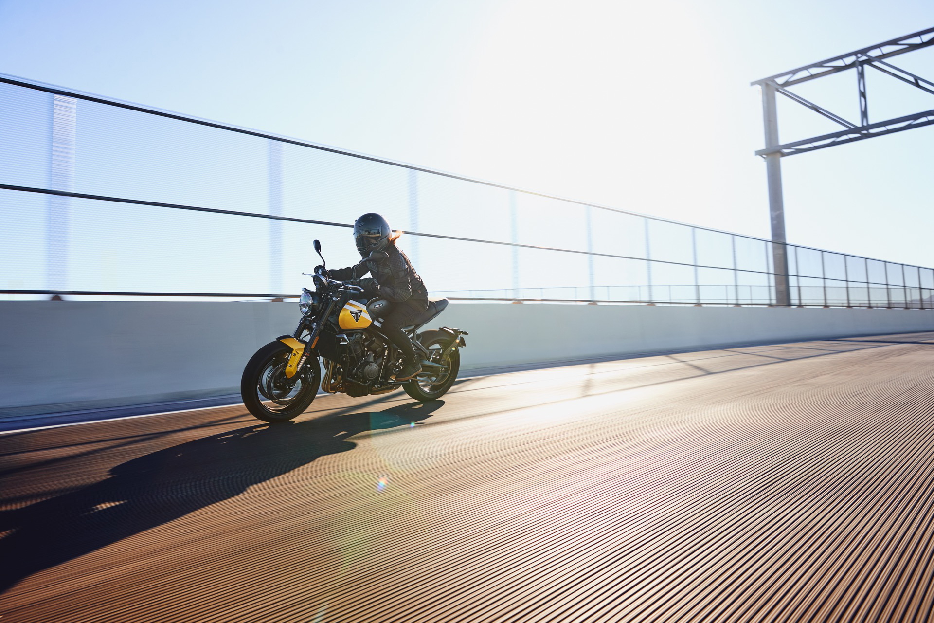 Vista lateral Triumph Trident 660 con iluminación natural