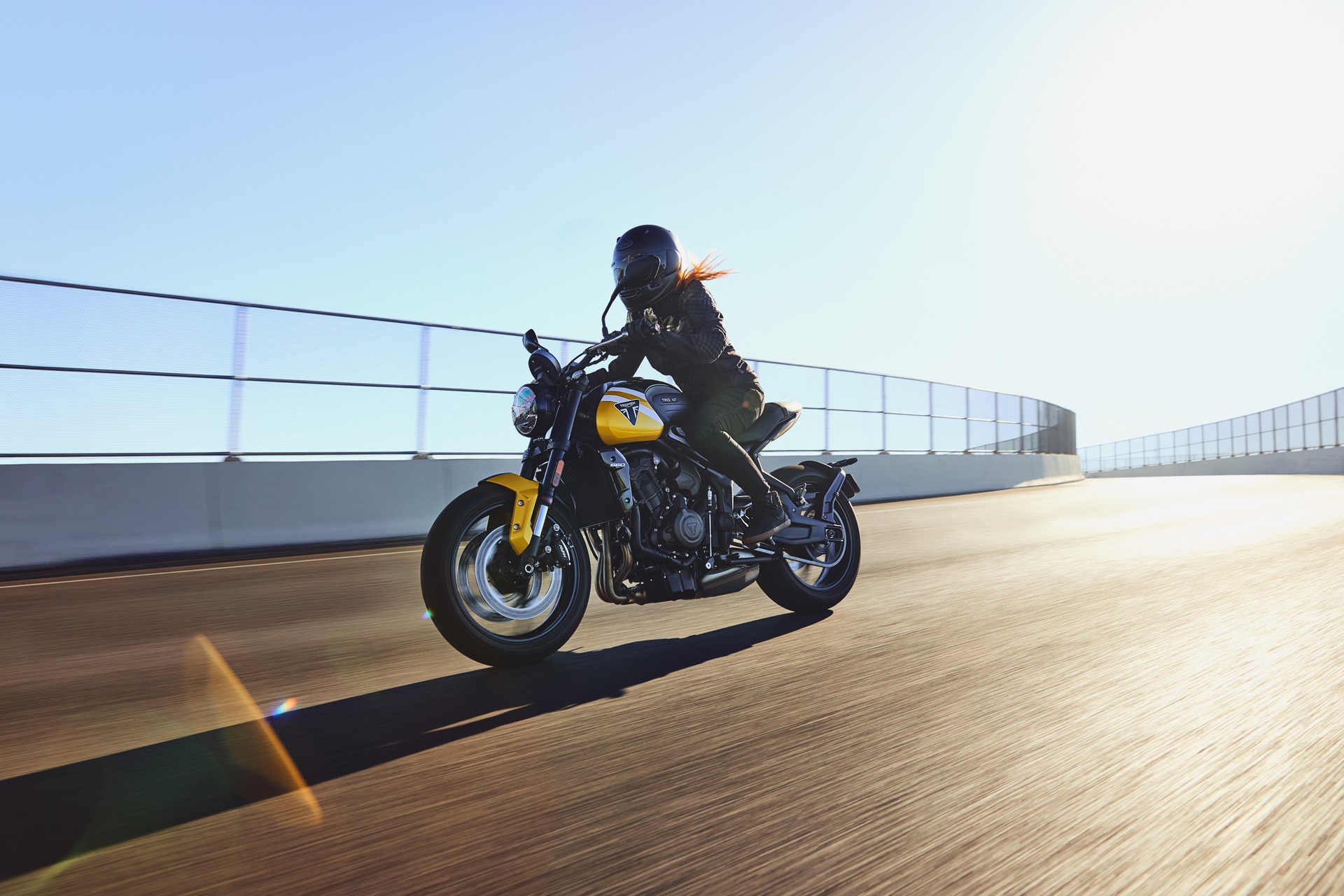 La Triumph Trident 660 del 2025 capturada en pleno esplendor, evocando el legado clásico.