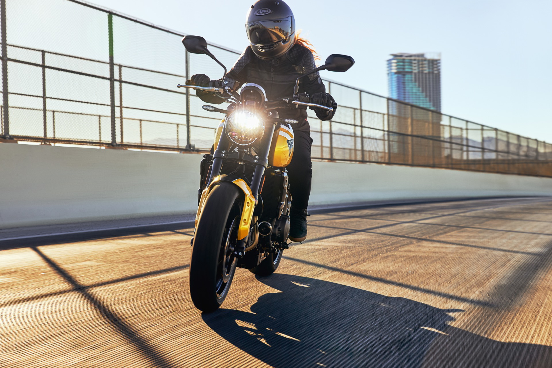 Triumph Trident 660 exhibe línea clásica y mecánica moderna.