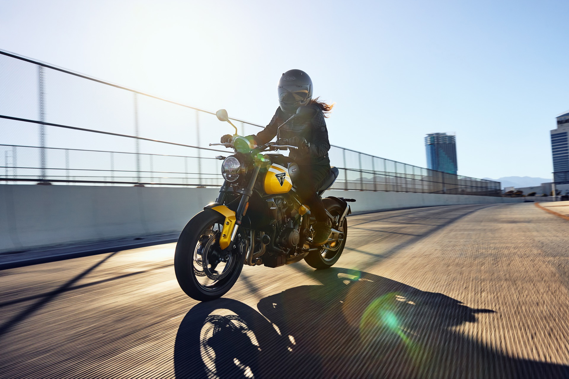 La Triumph Trident 660 en acción, resaltando su agilidad y diseño.