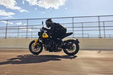 Vista dinámica de la Triumph Trident 660, agilidad y estilo en movimiento.