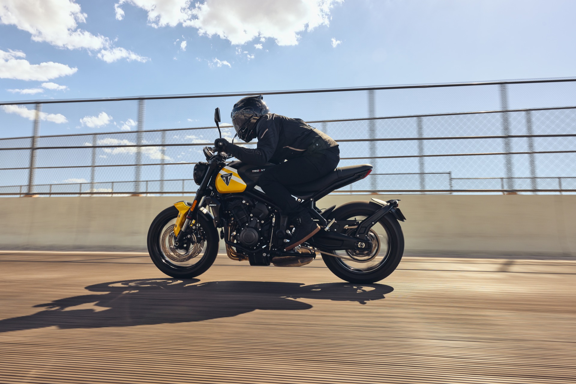 Vista dinámica de la Triumph Trident 660, agilidad y estilo en movimiento.