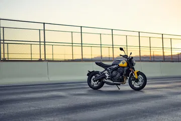 Perfil de la Triumph Trident 660 con diseño clásico y moderno.