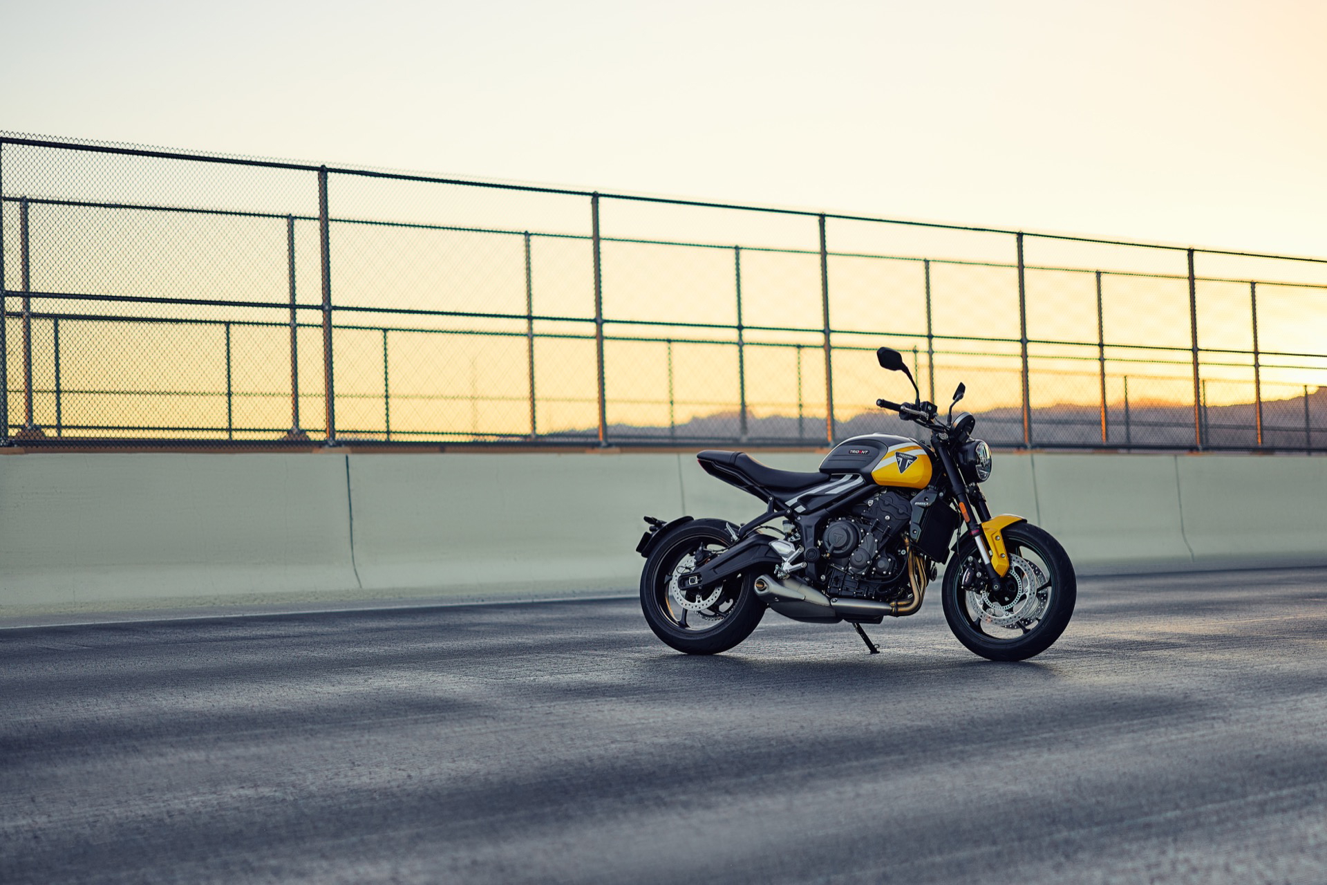 Perfil de la Triumph Trident 660 con diseño clásico y moderno.