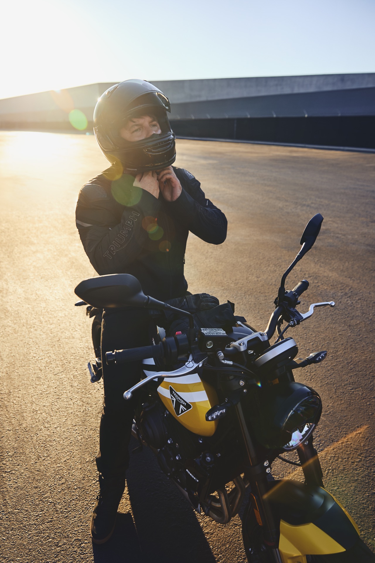 Triumph Trident 660 con diseño neo-retro, enfatiza su estilo y rendimiento