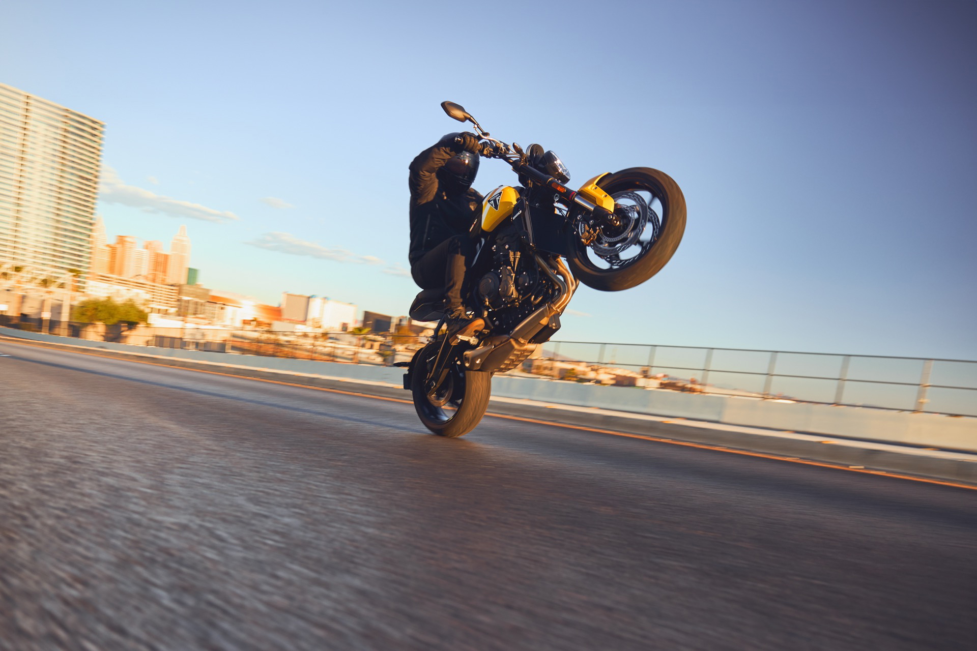 La Triumph Trident 660 en acción, con su motor tricilíndrico destacando.