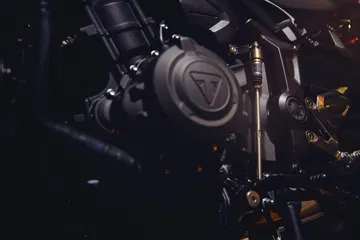 Vista lateral del motor tricilíndrico que equipa la Triumph Trident 660.