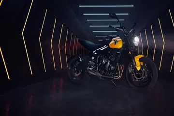 Vista lateral de la Triumph Trident 660 con acabados modernos y estilo clásico.