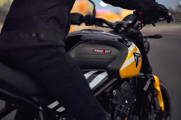 La Triumph Trident 660 muestra su línea lateral depurada y estilizada.