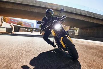 Vista dinámica de la Triumph Trident 660 en acción, destacando su diseño.