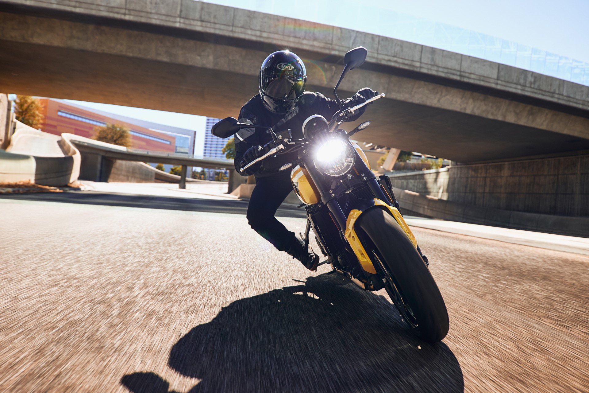 Vista dinámica de la Triumph Trident 660 en acción, destacando su diseño.