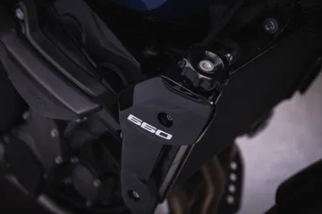 Vista parcial enfocando en el distintivo