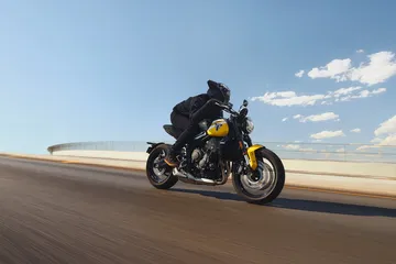 La Triumph Trident 660 en acción, mostrando su línea y diseño en carretera