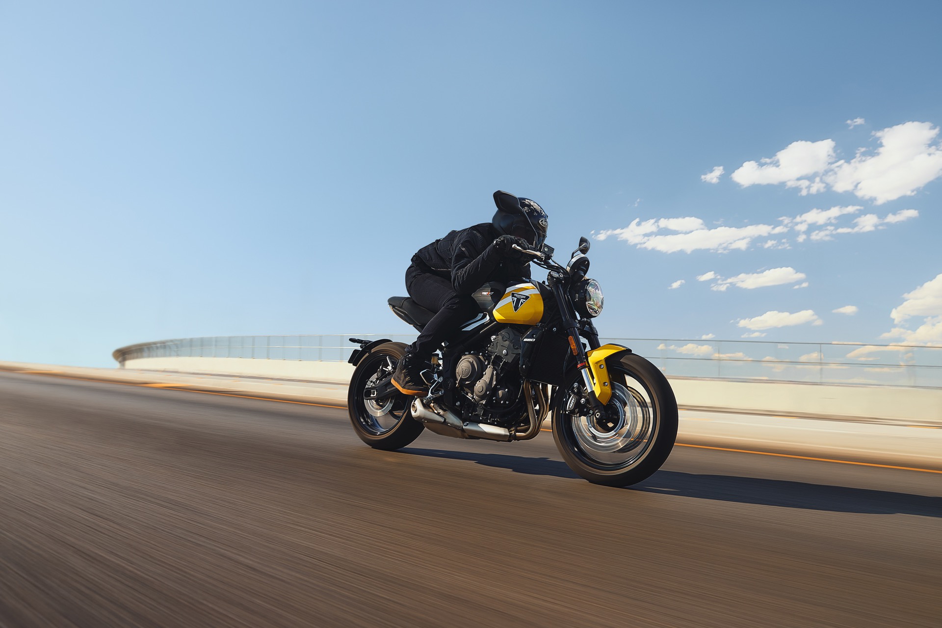 La Triumph Trident 660 en acción, mostrando su línea y diseño en carretera