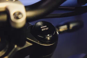 Vista cercana del tapón de depósito de la Triumph Trident 660.