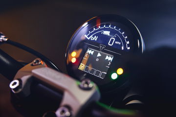 Panel instrumental de la Triumph Trident 660 con enfoque en sus controles y display.