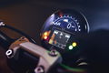 Panel instrumental de la Triumph Trident 660 con enfoque en sus controles y display.