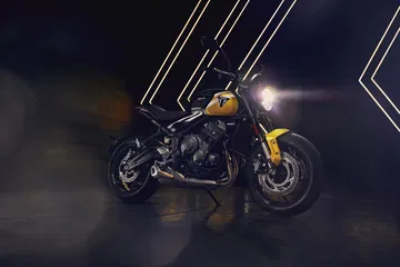 Vista lateral de la Triumph Trident 660 MY2025, estilo inconfundible y rendimiento.