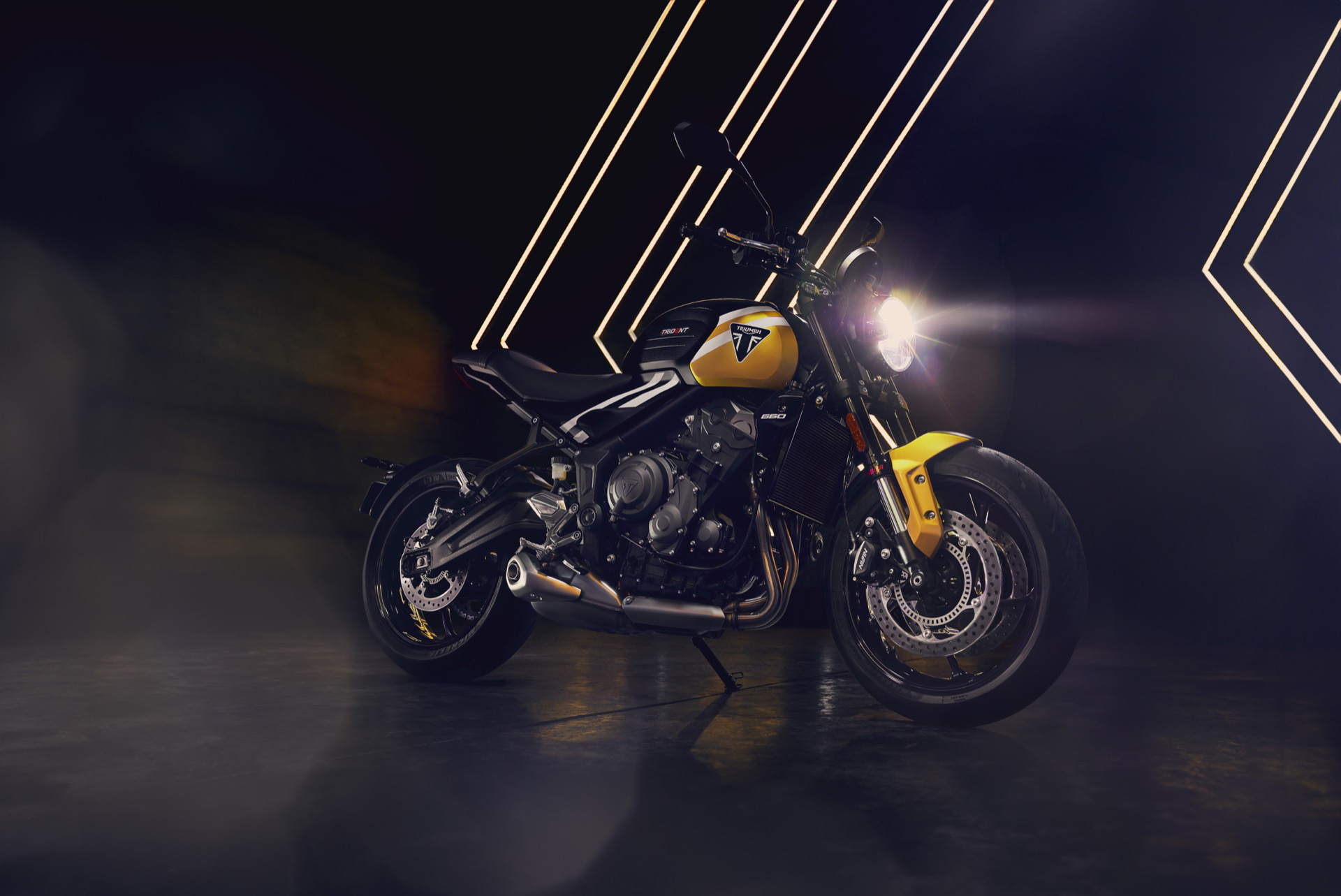 Vista lateral de la Triumph Trident 660 MY2025, estilo inconfundible y rendimiento.