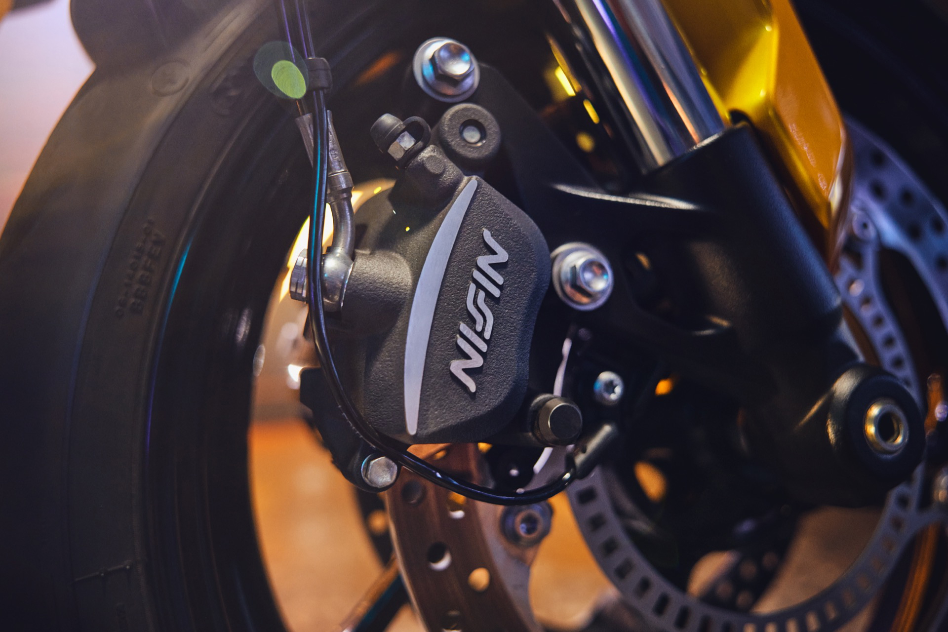 Vista del motor tricilíndrico de la Triumph Trident 660, sinónimo de rendimiento y estilo.