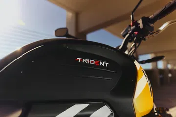 Vista parcial que muestra el logo y el diseño lateral de la Triumph Trident 660.