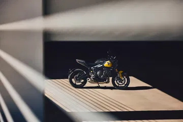 Vista lateral Triumph Trident 660, estética impecable.