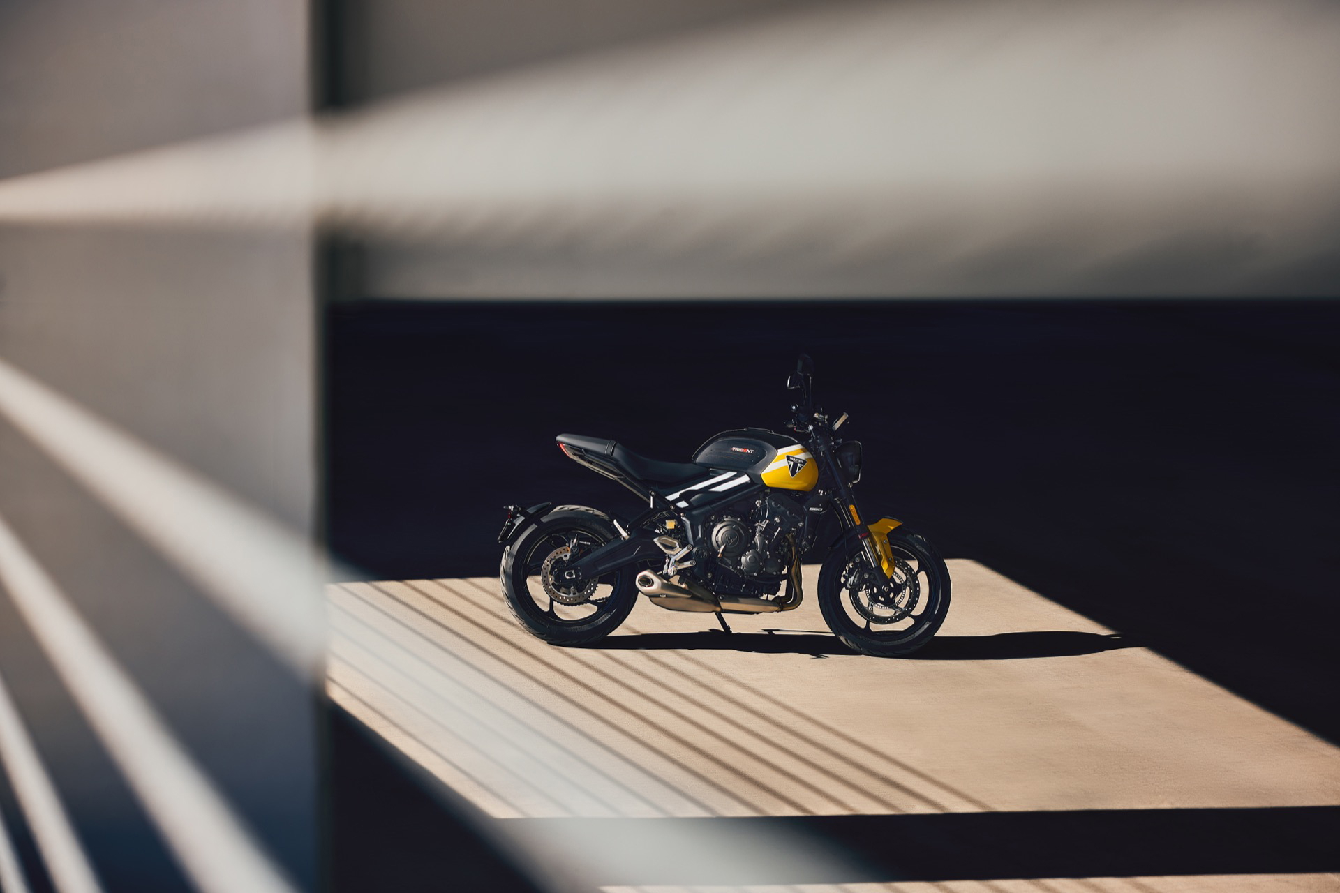 Vista lateral Triumph Trident 660, estética impecable.