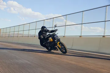 La Triumph Trident 660 despliega sus 81 CV en un grácil trazado.