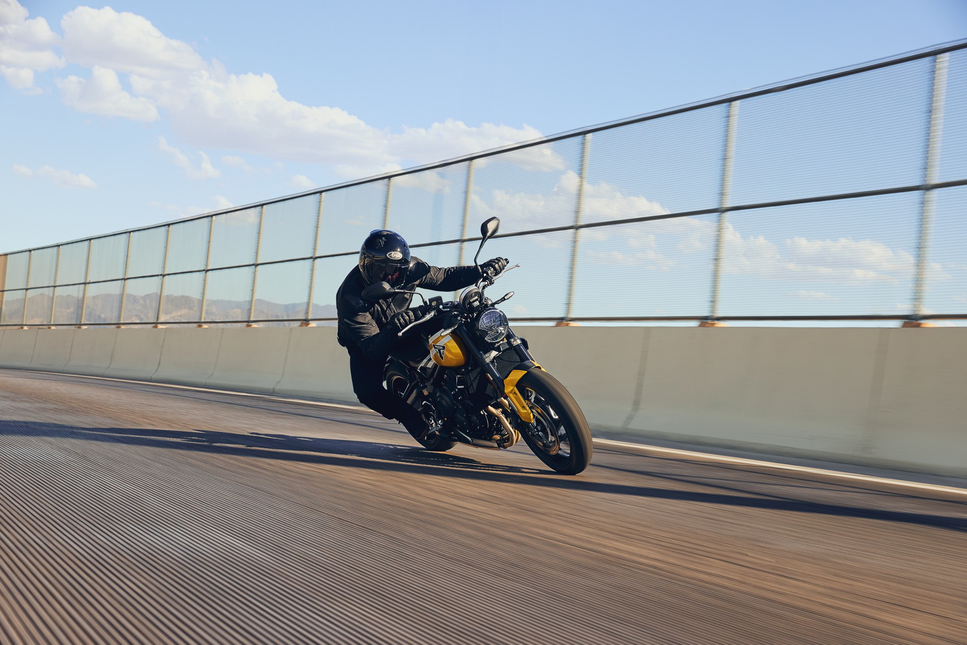 La Triumph Trident 660 despliega sus 81 CV en un grácil trazado.