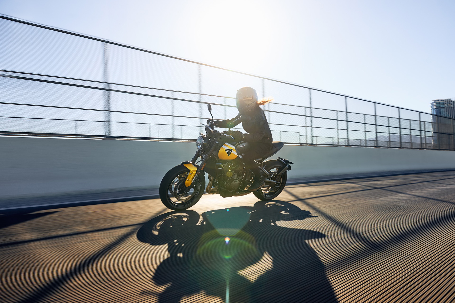 Vista lateral de la Triumph Trident 660 destacando su silueta ágil.