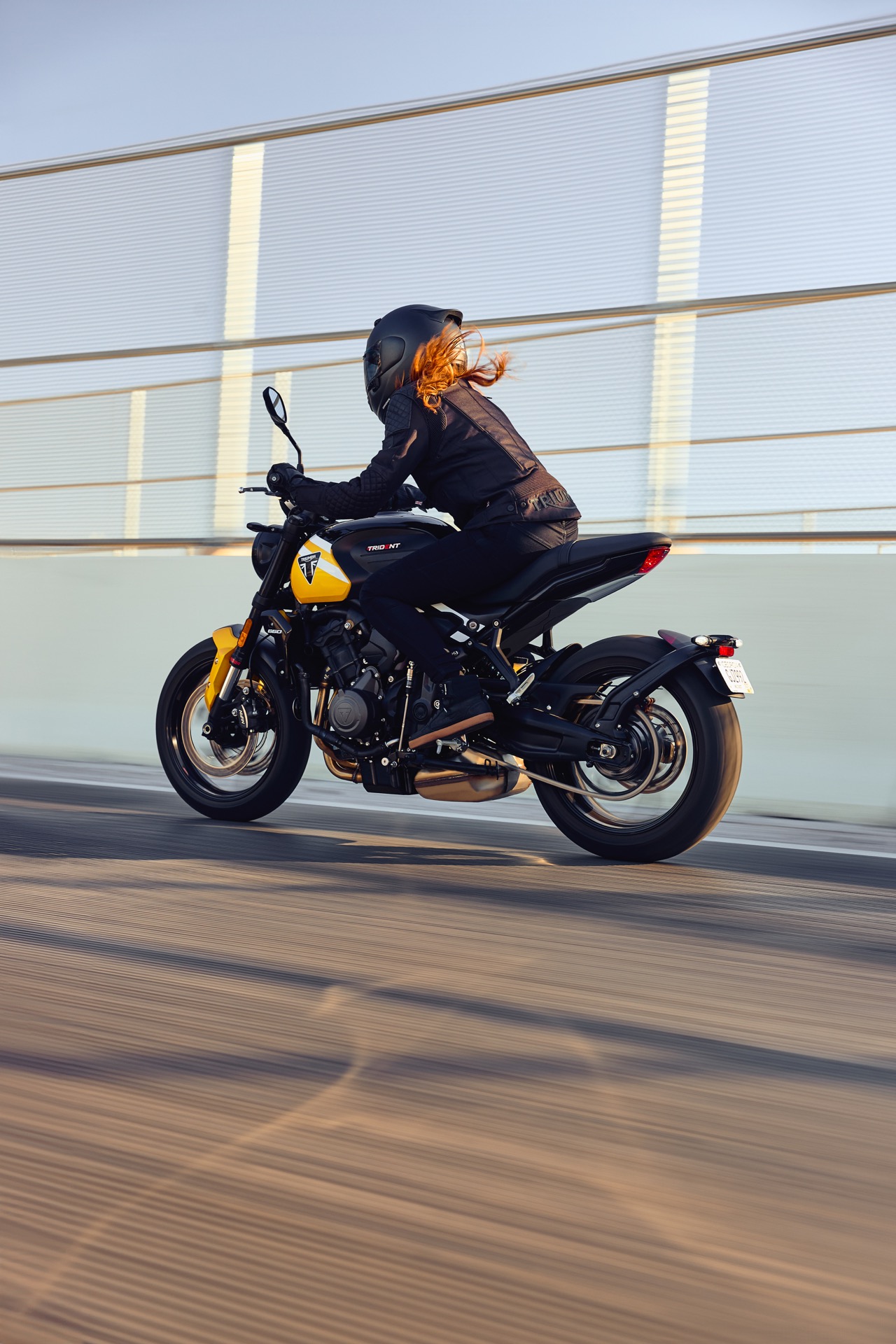 La Triumph Trident 660 en acción, un tributo a la era clásica.