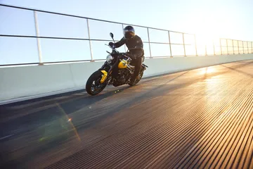 Triumph Trident 660 en acción, mostrando su elegancia y potencia en carretera.