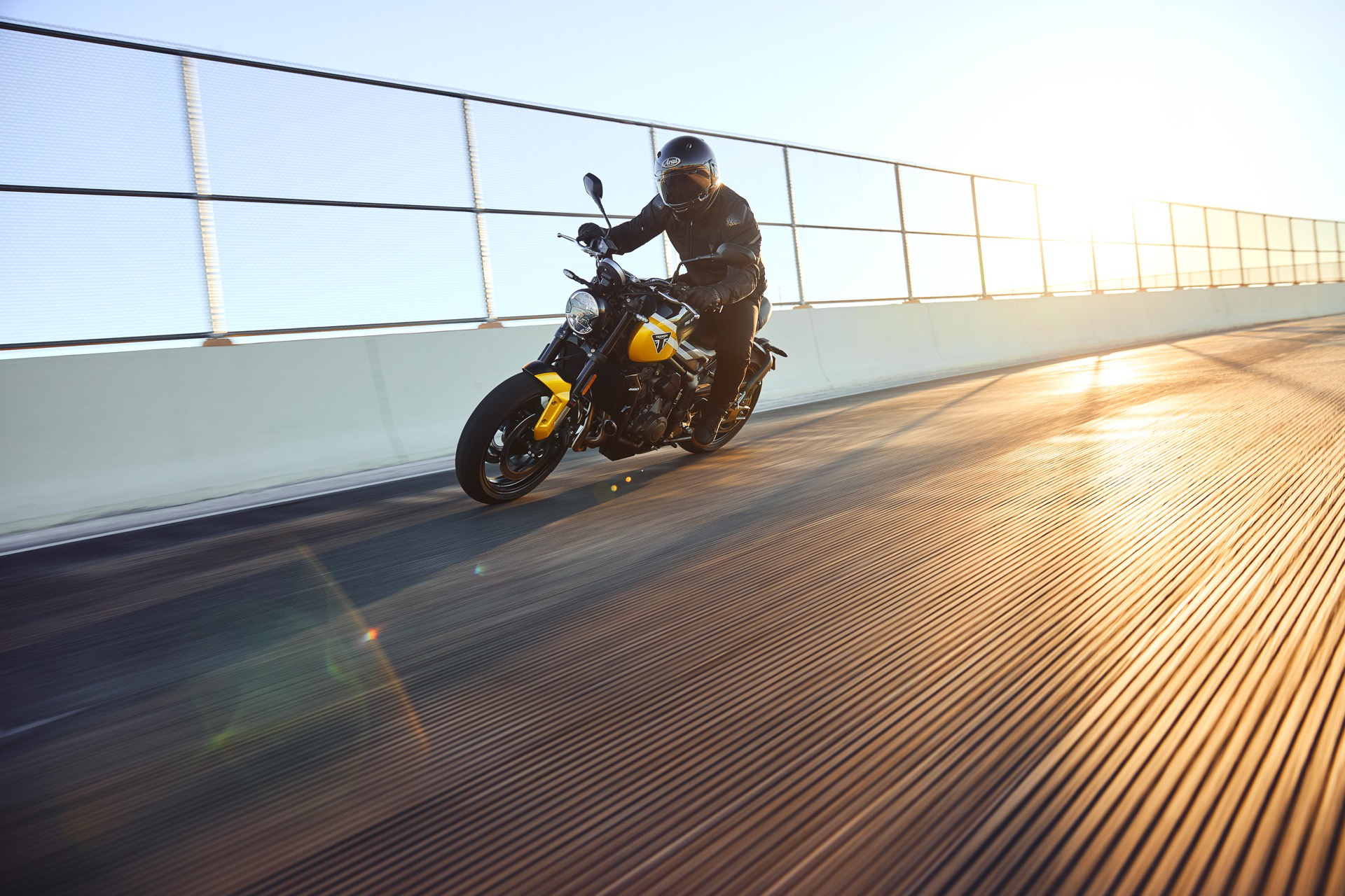 Triumph Trident 660 en acción, mostrando su elegancia y potencia en carretera.