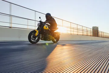 Vista dinámica de la Triumph Trident 660 en acción, destacando su diseño.