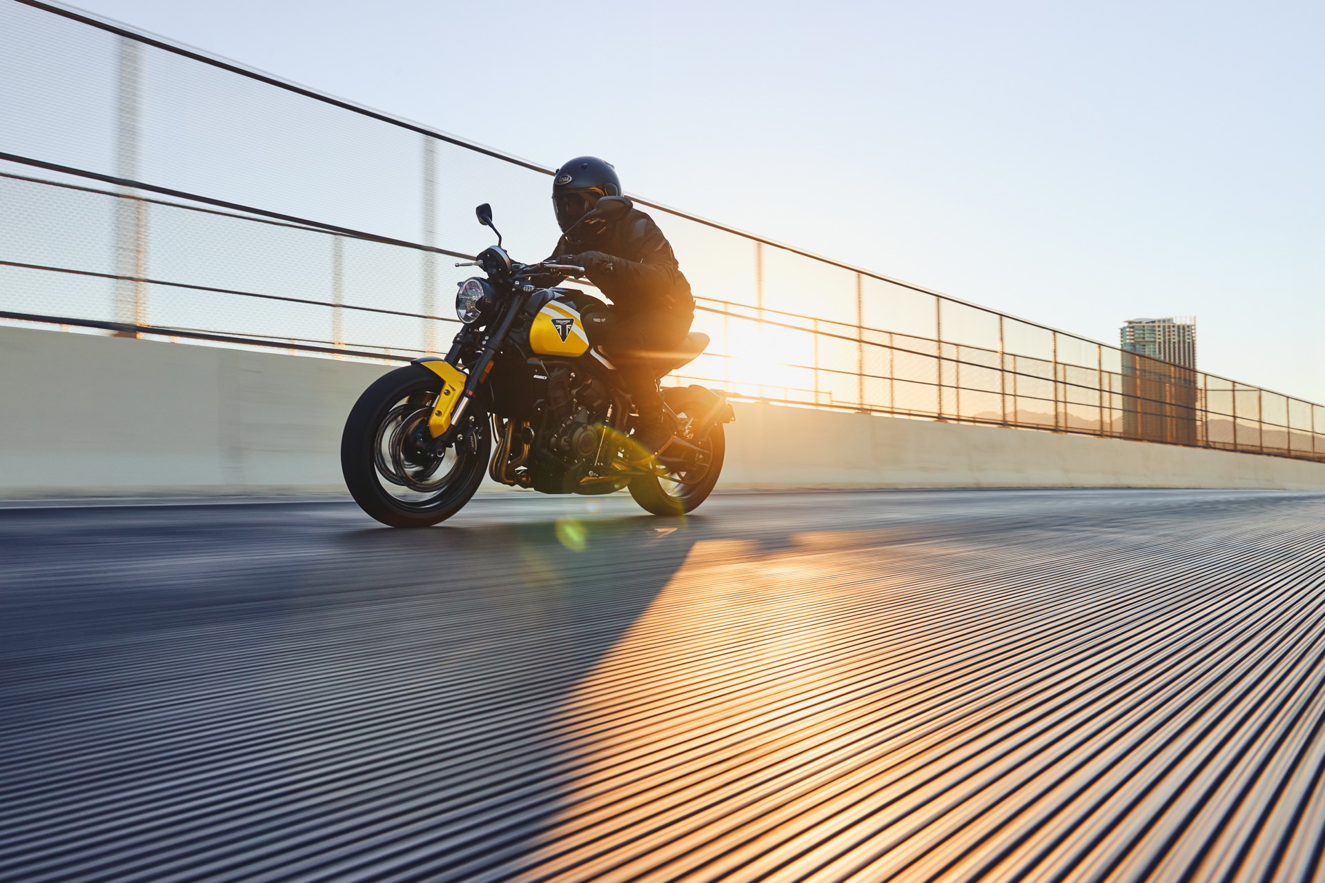 Vista dinámica de la Triumph Trident 660 en acción, destacando su diseño.