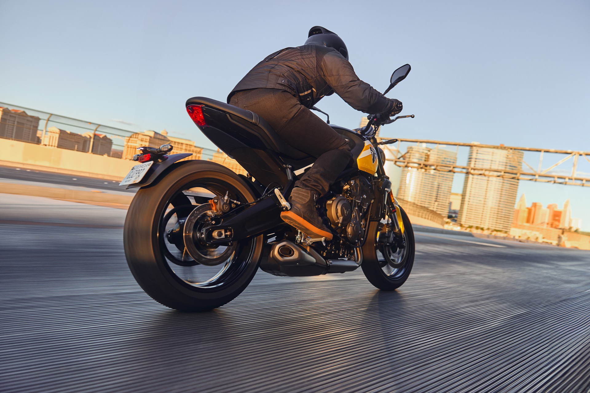 La Triumph Trident 660, con su silueta elegante y dinámica, promete prestaciones y estilo.