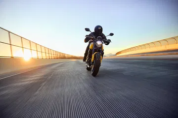 Silueta ágil y dinámica de la Triumph Trident 660 en movimiento.