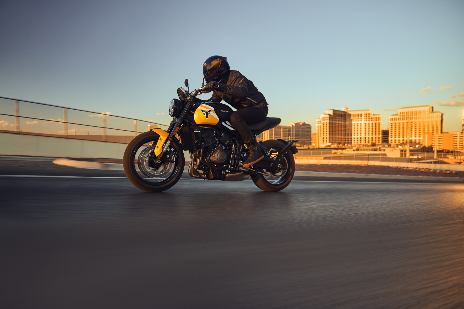 La Triumph Trident 660 exhibe su perfil en acción, realzando su diseño clásico-moderno.