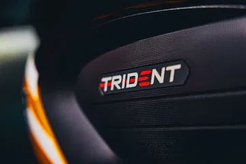 Exquisito detalle del logo Trident en asiento, estilo puro.