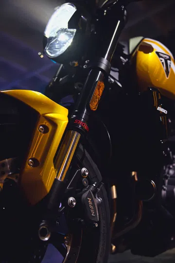 Vista parcial de la Triumph Trident 660 con enfoque en detalles y acabados