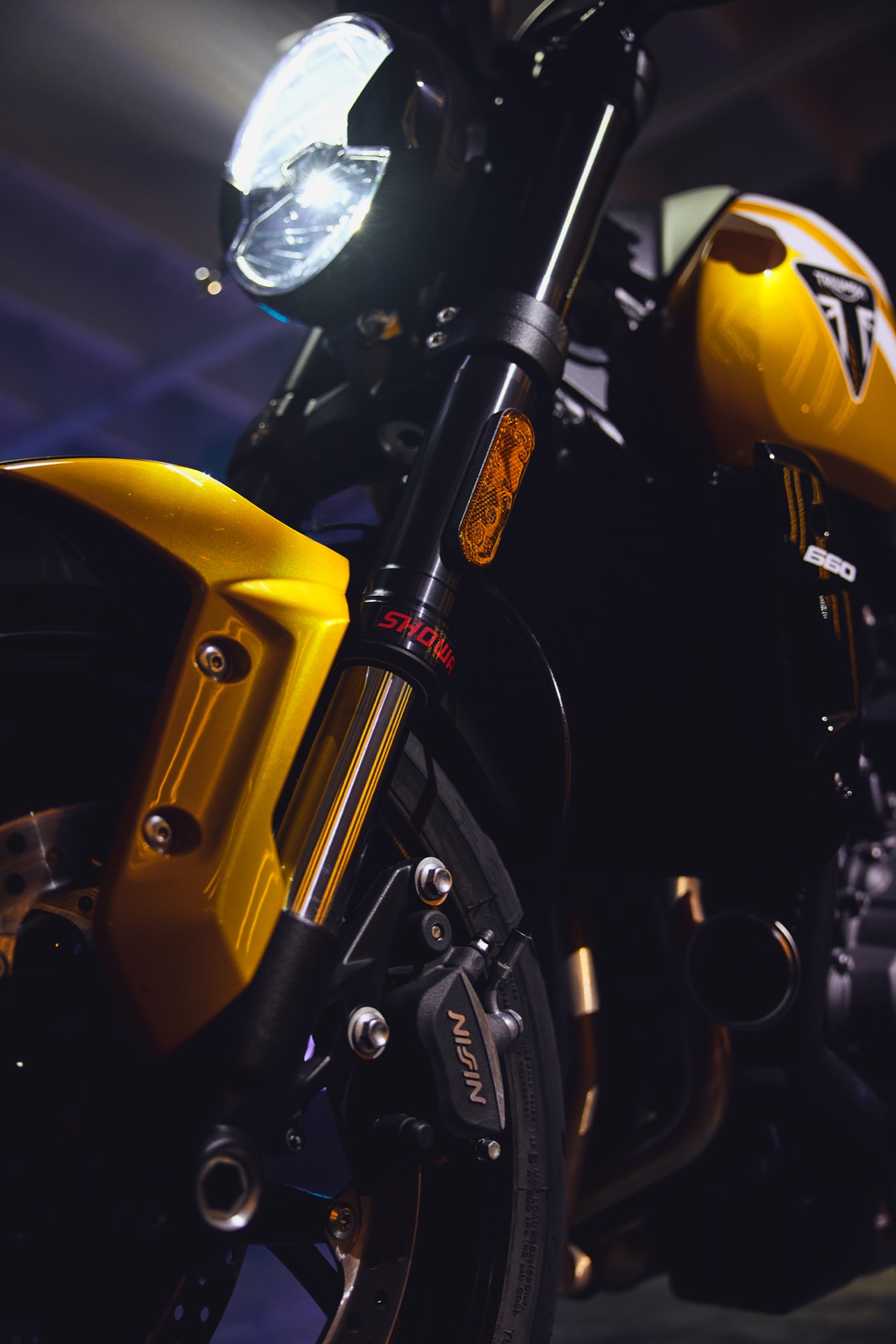 Vista parcial de la Triumph Trident 660 con enfoque en detalles y acabados