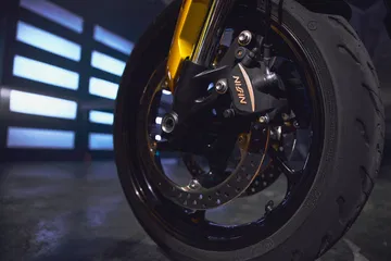 Vista parcial de la Triumph Trident 660 con enfoque en llanta y suspensión