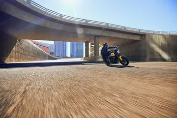 Vista lateral Triumph Trident 660 con su diseño tricilíndrico impecable