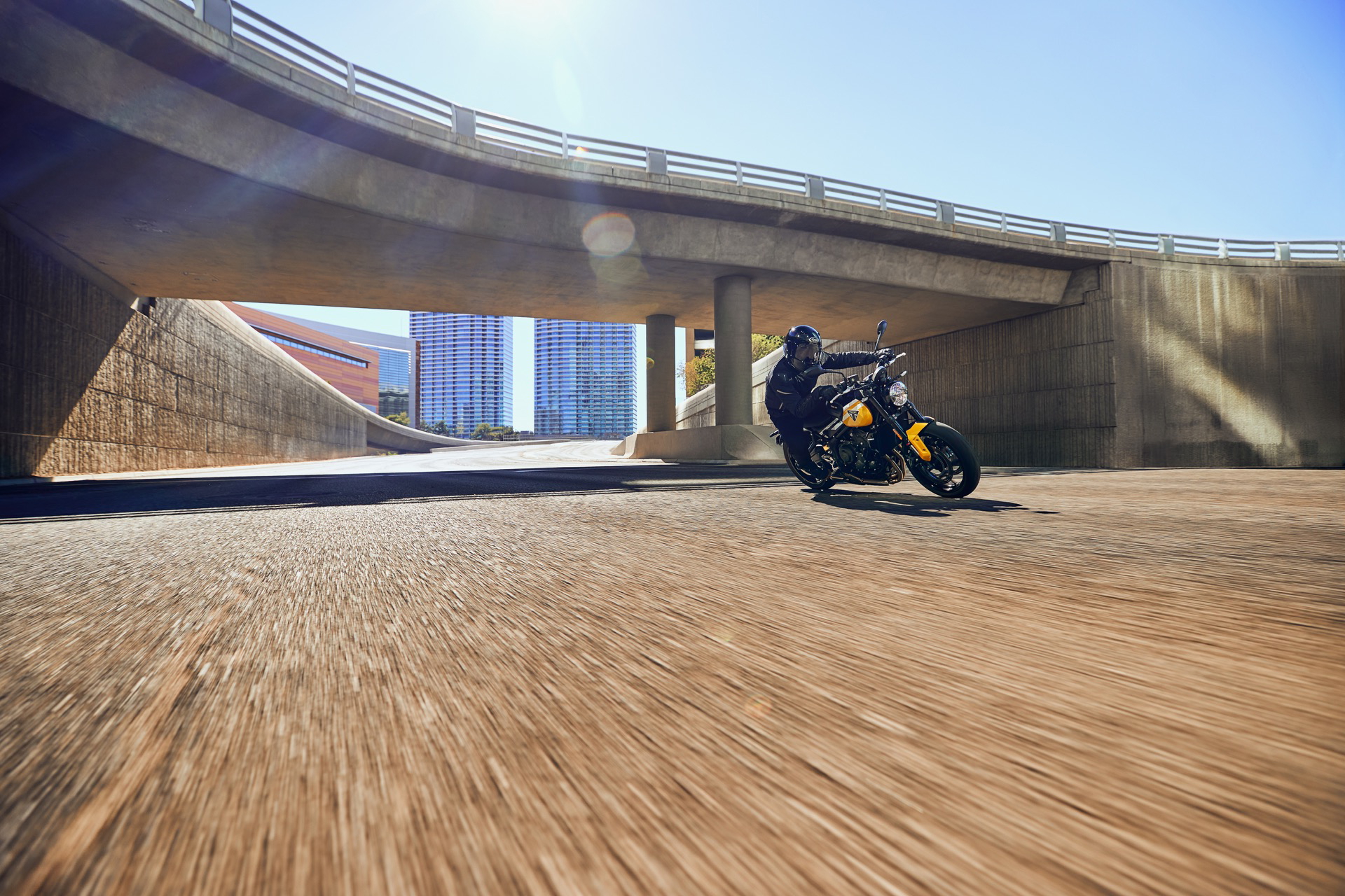 Vista lateral Triumph Trident 660 con su diseño tricilíndrico impecable