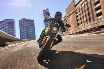 Vista dinámica de la Triumph Trident 660, destacando su diseño ágil y urbano.