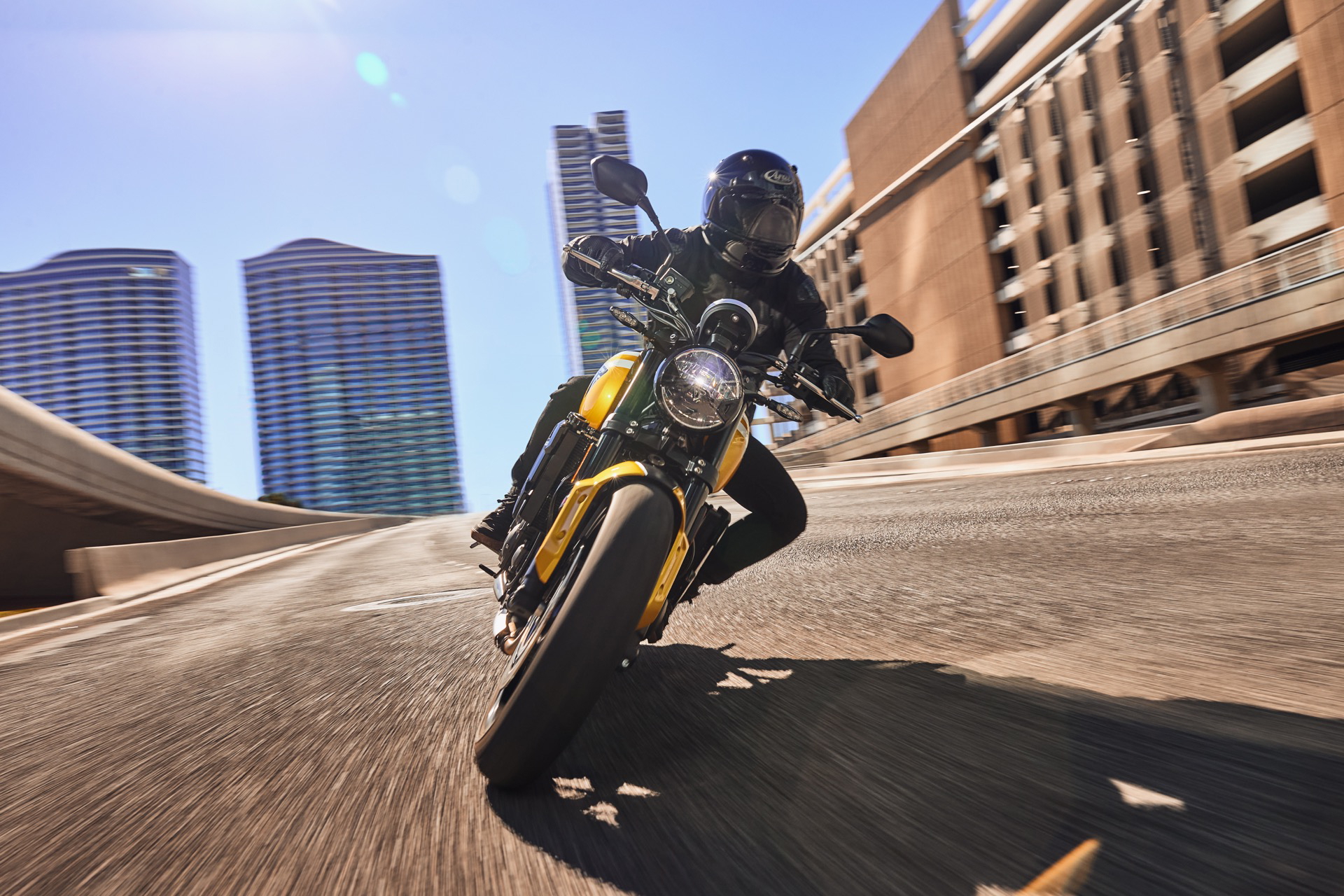 Vista dinámica de la Triumph Trident 660, destacando su diseño ágil y urbano.