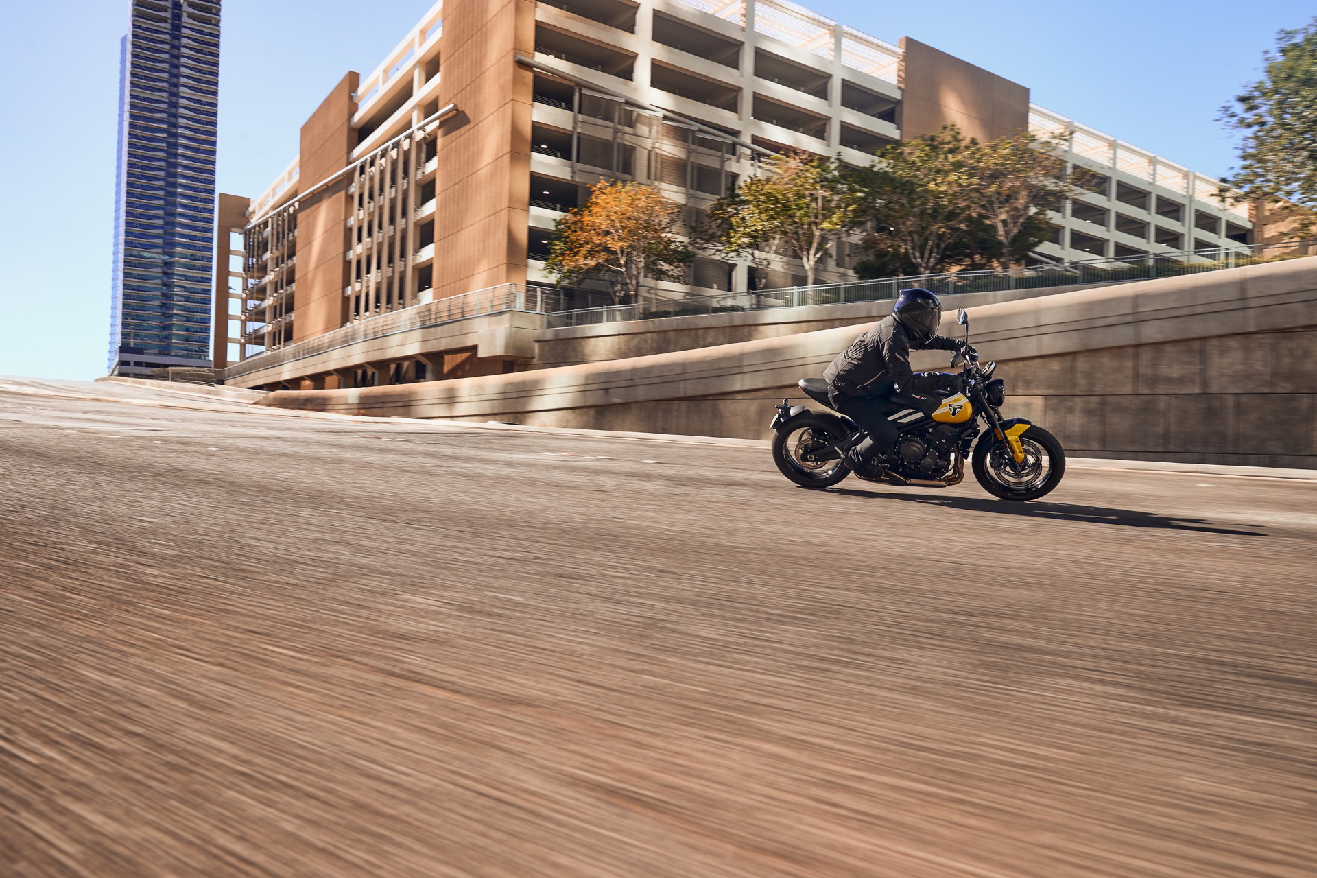 Vista lateral Triumph Trident 660, equilibrio entre estilo y potencia.