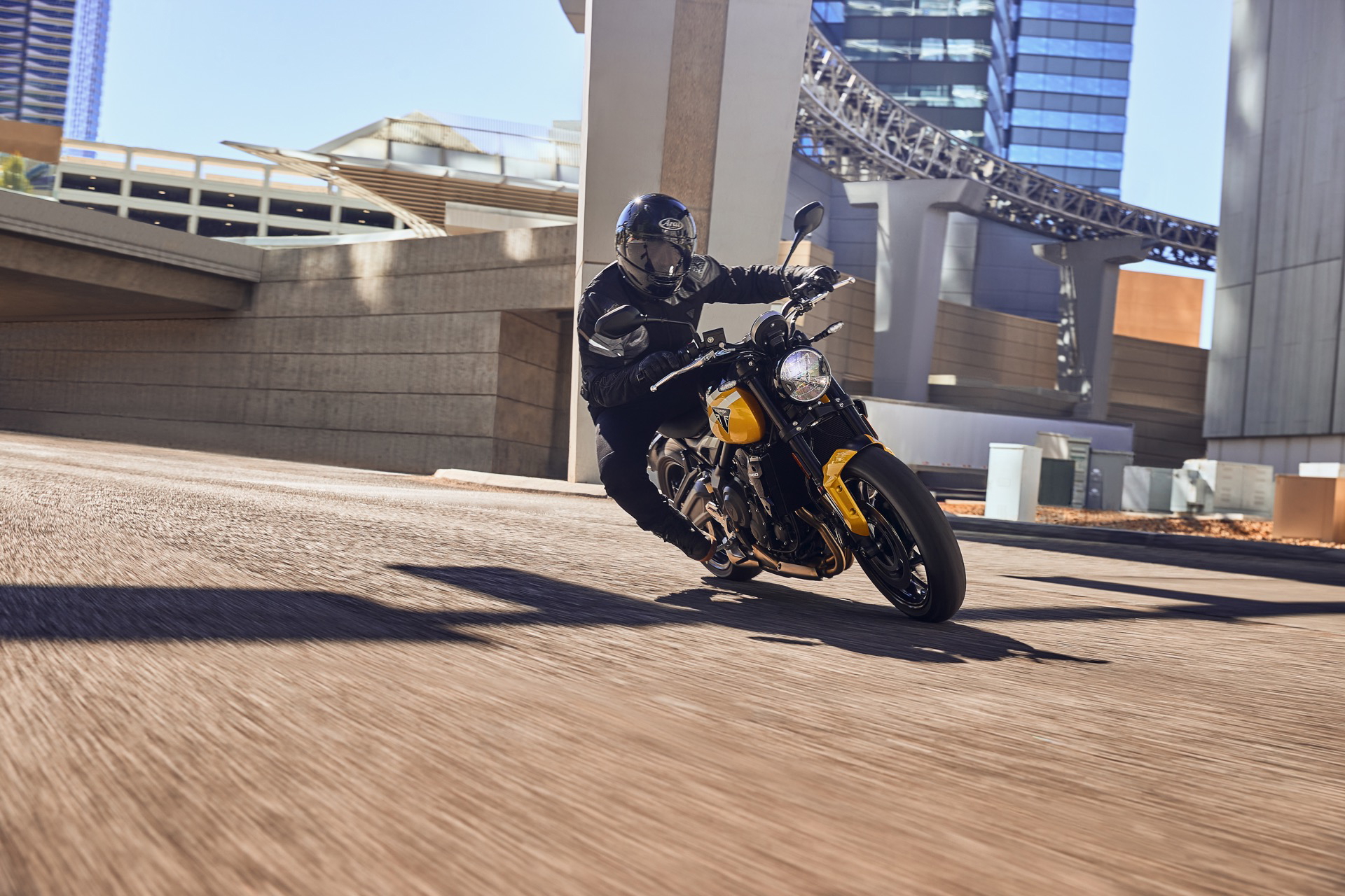 Vista lateral Triumph Trident 660, estética clásica y rendimiento moderno.