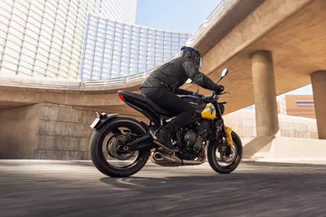 Dinámica estampa de la Triumph Trident 660 en acción, promesa de agilidad y estilo.